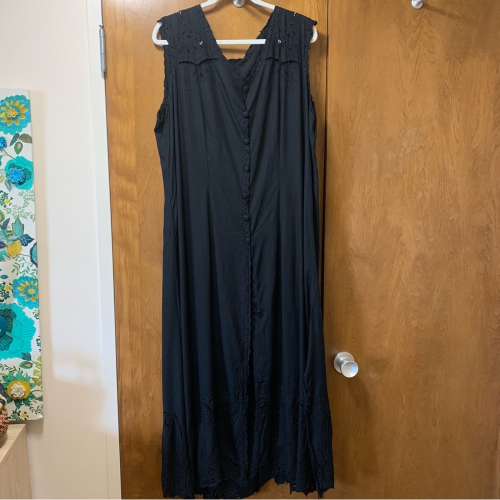 SLEEVELESS EMBROIDERY CUTOUT DRESS BLACK BUTTON FRONT 3X